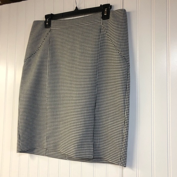 Banana Republic Classic Black and White Houndstooth Pencil Skirt 12 Petite - Picture 2 of 4